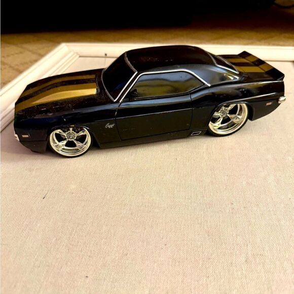 1968 CHEVY CAMARO Z 28 CONVERTIBLE, BLACK BY MAISTO "PRO RODZ" # 31066 - Picture 4 of 10